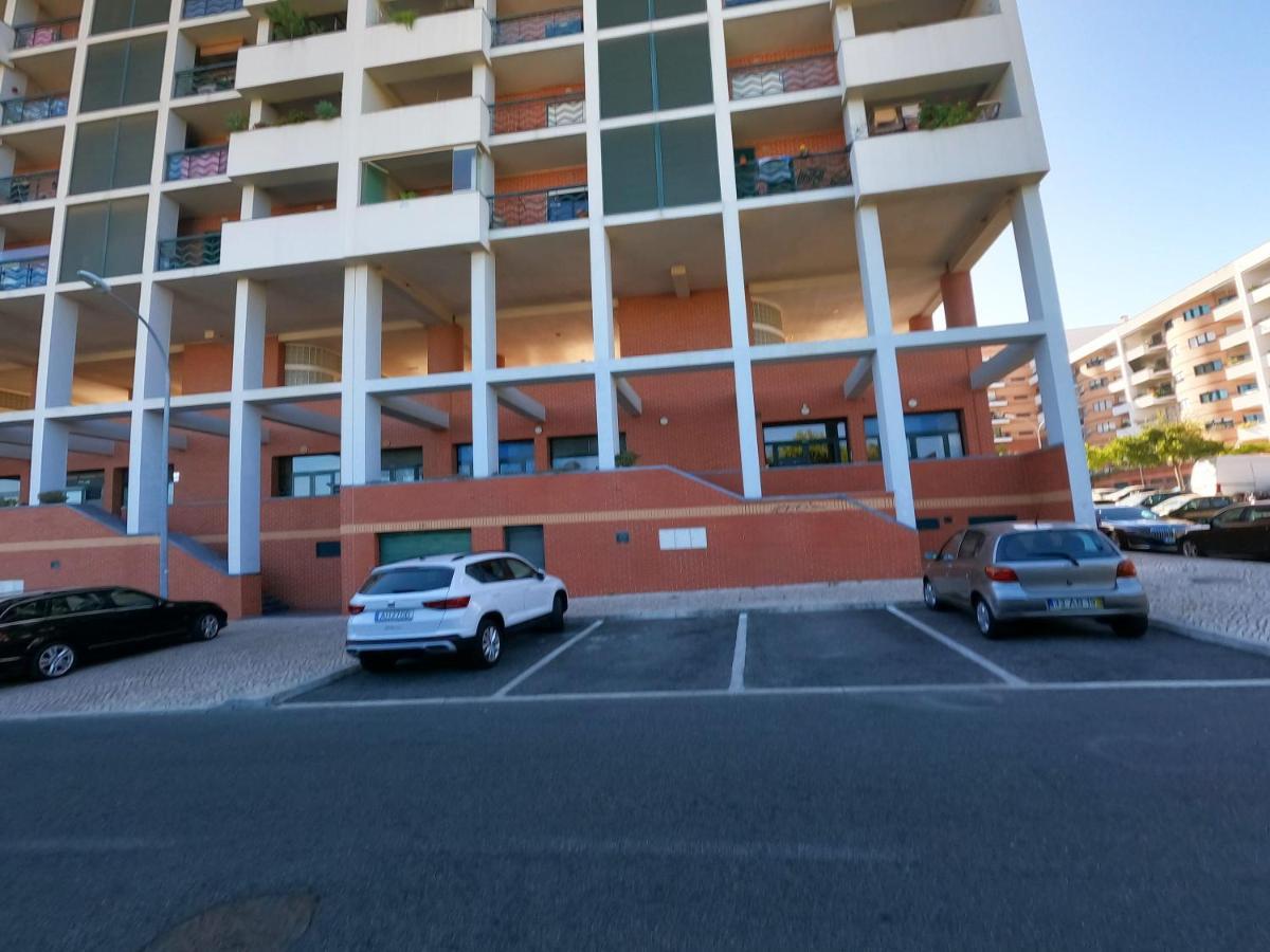 Lisbon 2 Bedroom Apartment With Balcony In Algés Kültér fotó