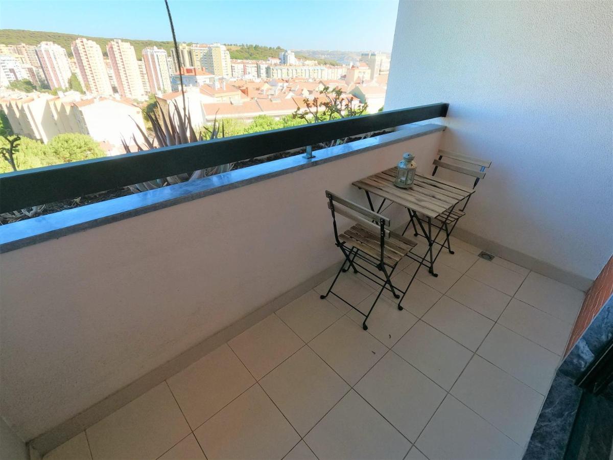 Lisbon 2 Bedroom Apartment With Balcony In Algés Kültér fotó