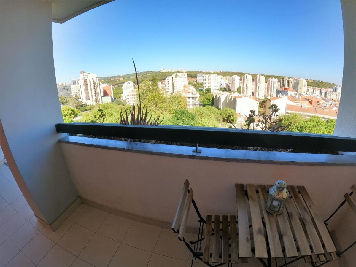 Lisbon 2 Bedroom Apartment With Balcony In Algés Kültér fotó