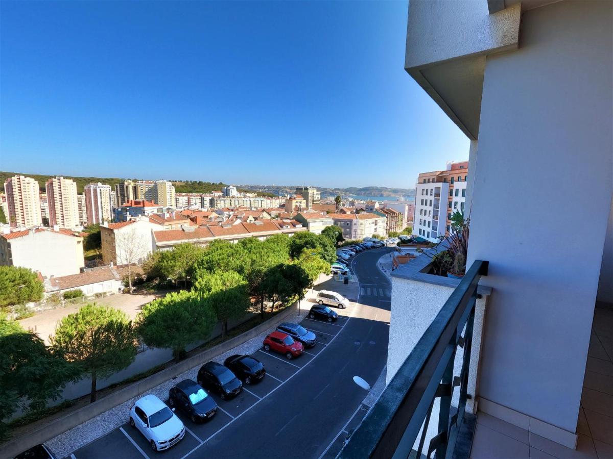 Lisbon 2 Bedroom Apartment With Balcony In Algés Kültér fotó